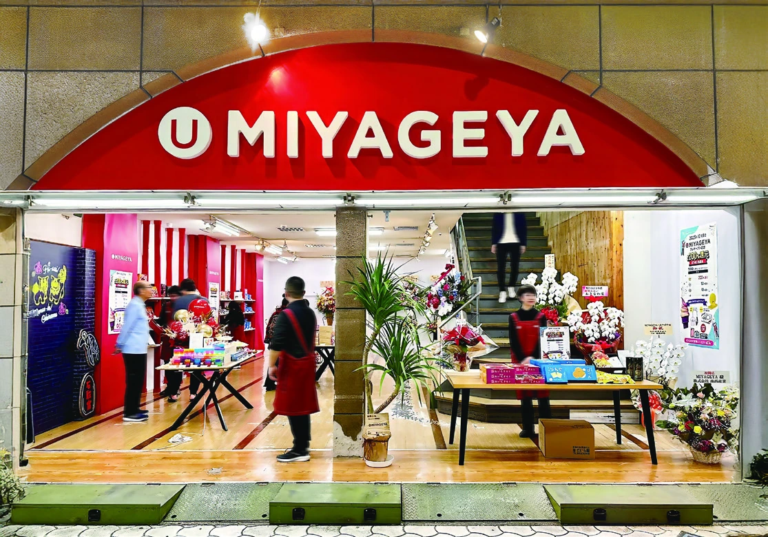 赤いMIYAGEYAのロゴサインが掲げられた店舗の入口と店内